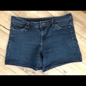 Simply Vera Stretchy Jean Shorts Sz 10